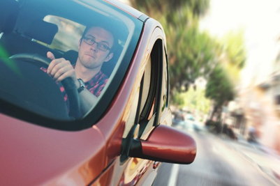 Condutor com problemas de visão pode ser punido por não usar óculos (Foto: Pexels)